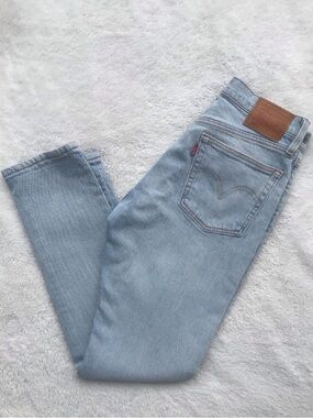 Vintage light wash Levi’s 501 S skinny size 26 x 28